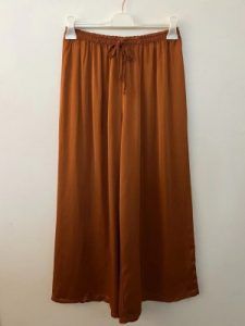 Sunny Studio Paris Παντελόνα φαρδιά silk blend burnt orange με λάστιχο στην μέση
