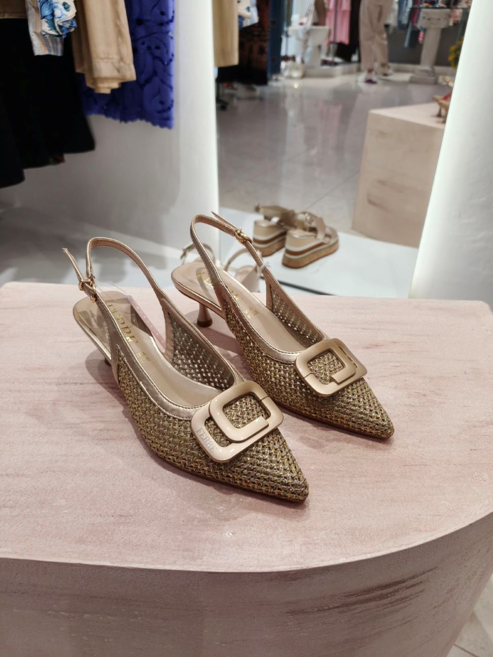 FERRE Slingback Γόβες σε Χρυσή Πλέξη
