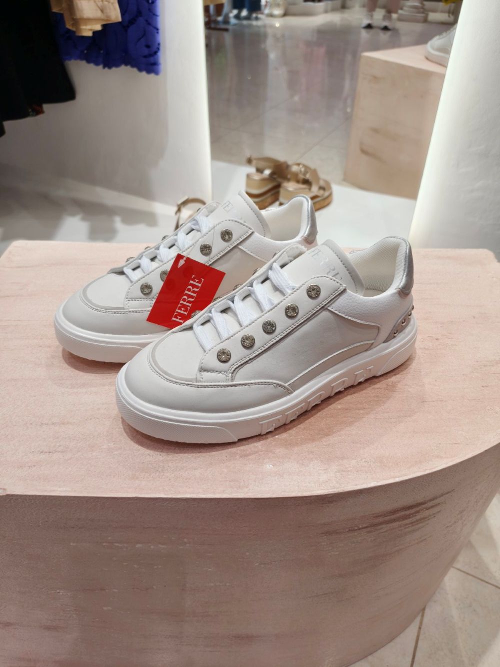 FERRE Λευκά Sneakers  .Minimal και κομψά sneakers FERRE σε λευκή απόχρωση, με μοντέρνες μεταλλικές λεπτομέρειες και άνετη chunky σόλα. Ιδανικά για καθημερινές αλλά και πιο stylish εμφανίσεις, συνδυάζουν άνεση και πολυτέλεια σε κάθε βήμα. Ένα διαχρονικό σχέδιο που ταιριάζει εύκολα με κάθε outfit.